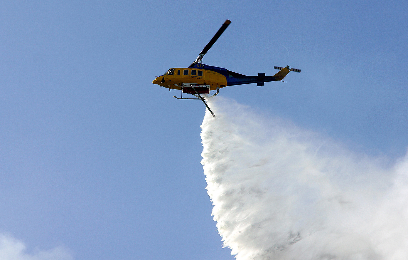 Πυρκαγιά στον Ταξιάρχη Θέρμου Αιτωλοακαρνανίας – Δύο αεροπλάνα και ελικόπτερο στη μάχη