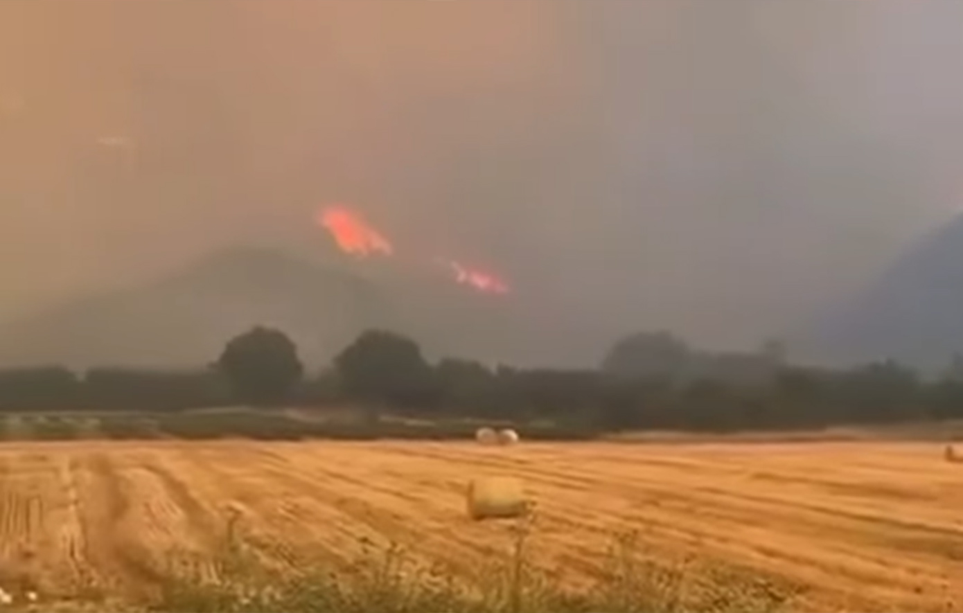 Μεγάλη πυρκαγιά στον Φενεό Κορινθίας: Ανεξέλεγκτες φλόγες, ενισχύονται οι δυνάμεις – Δύο συλλήψεις