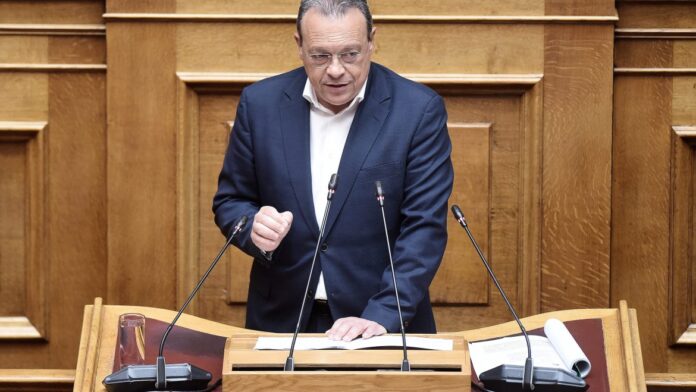 Φάμελλος: Υποστηρίξτε την πρόταση της προανακριτικής αν δεν έχετε τίποτα να αποκρύψετε