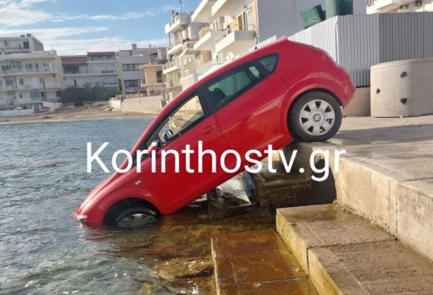 Όχημα βούτηξε στα νερά της Κορίνθου