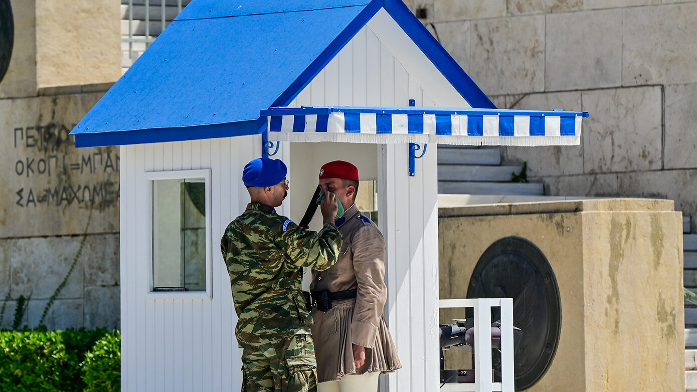 Ούτε ο καύσωνας δεν λύγισε τους εύζωνες: Παρέμειναν αμετακίνητοι μπροστά στον Άγνωστο Στρατιώτη – Δείτε φωτογραφίες
