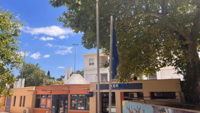 Ξένος κατέβασε και πυρπόλησε την ελληνική σημαία μπροστά από δημόσια υπηρεσία στην Κομοτηνή