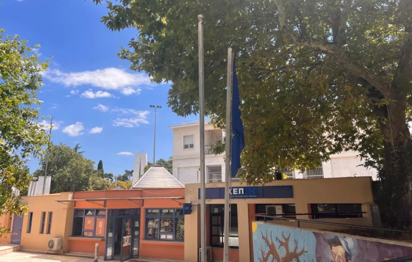 Ξένος κατέβασε και πυρπόλησε την ελληνική σημαία μπροστά από δημόσια υπηρεσία στην Κομοτηνή