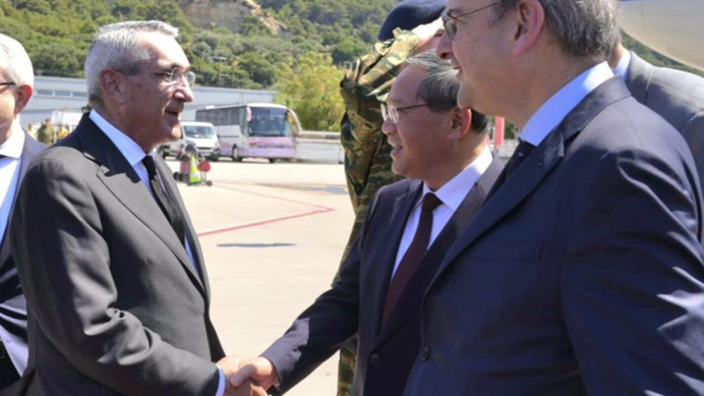 Στη Ρόδο έφτασε ο πρωθυπουργός της Κίνας, Λι Τσιάνγκ – Τον υποδέχθηκε στο αεροδρόμιο ο Κωστής Χατζηδάκης