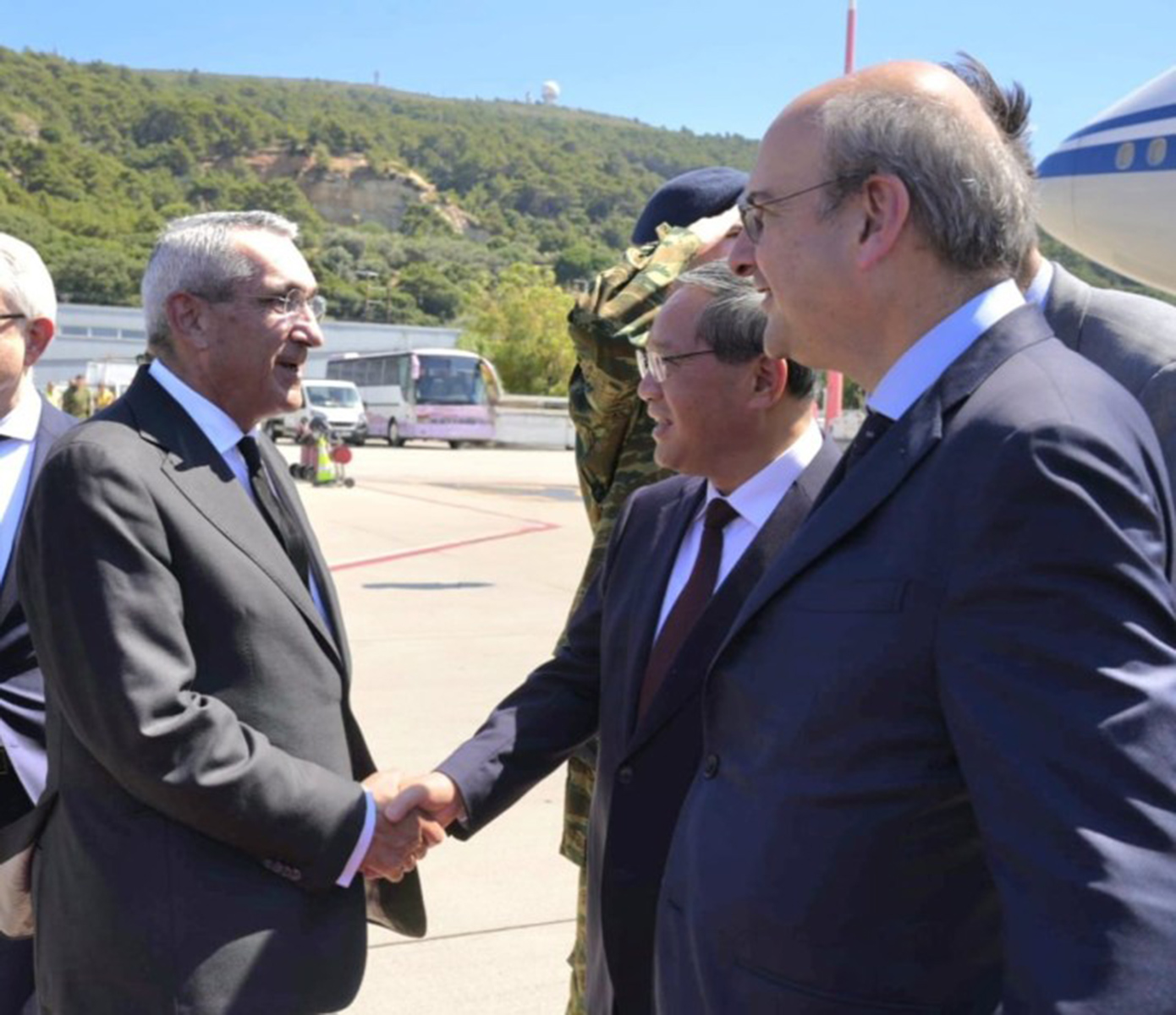 Στη Ρόδο έφτασε ο πρωθυπουργός της Κίνας, Λι Τσιάνγκ – Τον υποδέχθηκε στο αεροδρόμιο ο Κωστής Χατζηδάκης