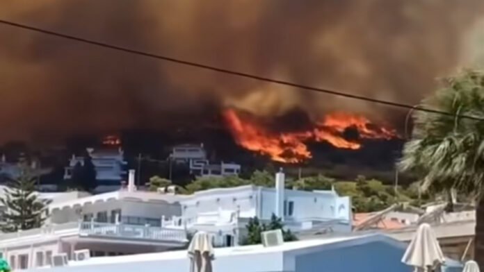 Κάτοικος Κορωπίου για τη μεγάλη φωτιά: Σώθηκαν σπίτια εκεί που καθάρισαν τα οικόπεδα
