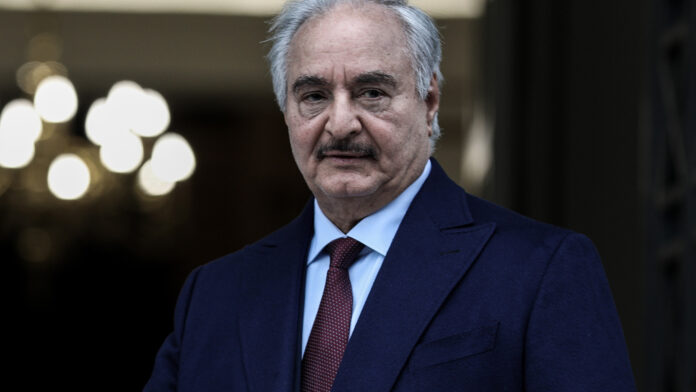 Η Ελλάδα διατηρεί επαφές με τον Χάφταρ – Το ανανεωμένο δόγμα για το μεταναστευτικό και οι εσωτερικές αντιδράσεις