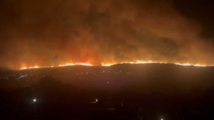 Συγκλονιστικό βίντεο από την πυρκαγιά στα Κύθηρα – «Έχει καταστραφεί το μισό νησί»