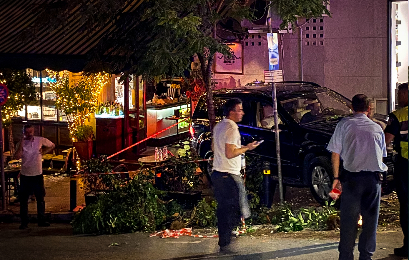 Αθώος ο παρκαδόρος για το σοβαρό δυστύχημα στο Κολωνάκι – «Το τζιπ κατέφθασε ανεξέλεγκτο, χτύπησε στα τραπέζια»