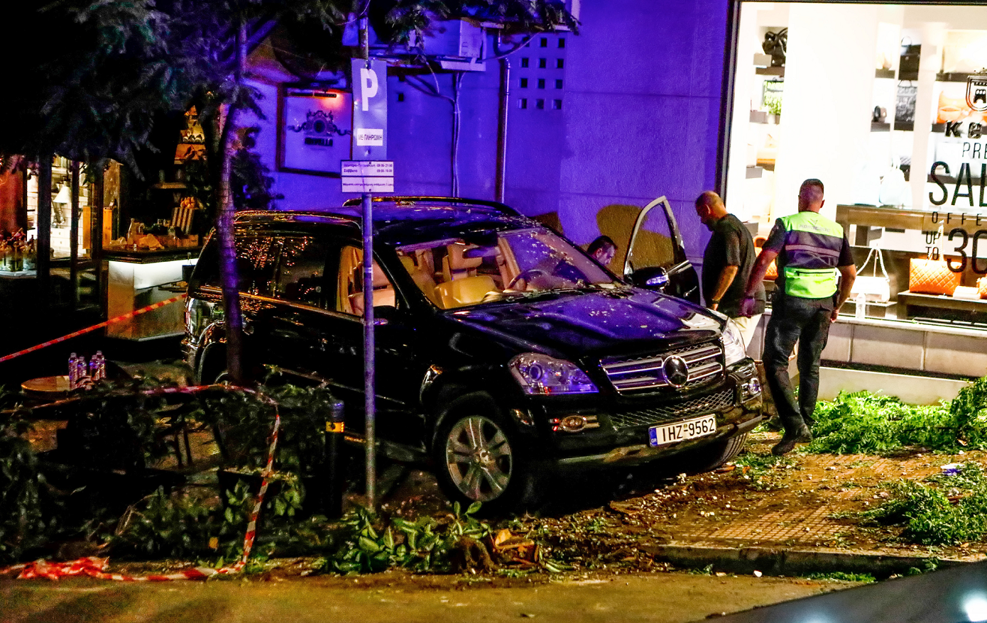 Ατύχημα στο Κολωνάκι: «Το χειρόφρενο δεν έπιασε, προσπάθησα να το συγκρατήσω ακόμα και με τα χέρια» δήλωσε ο «παρκαδόρος»