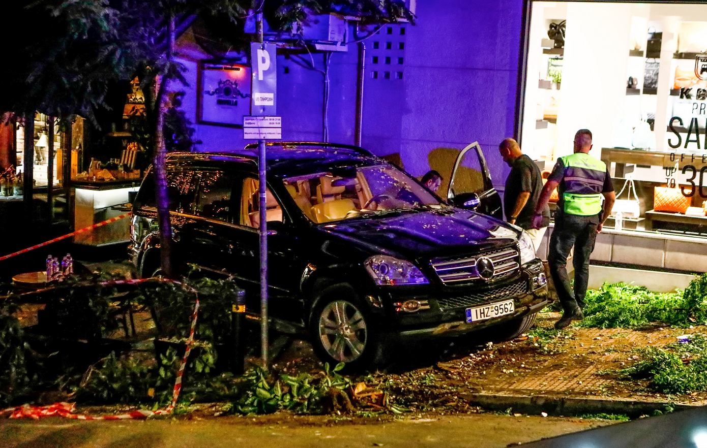 Σύγκρουση στο Κολωνάκι: «Ο παρκαδόρος ανήκε σε διαφορετικό κατάστημα» – Η δήλωση του εστιατορίου που χτυπήθηκε από το τζιπ