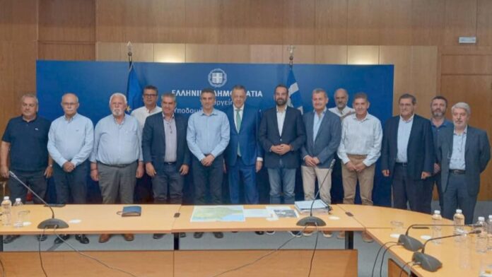 Ο Δήμαρχος Ανδραβίδας-Κυλλήνης στη συνάντηση με τον Υπουργό Υποδομών