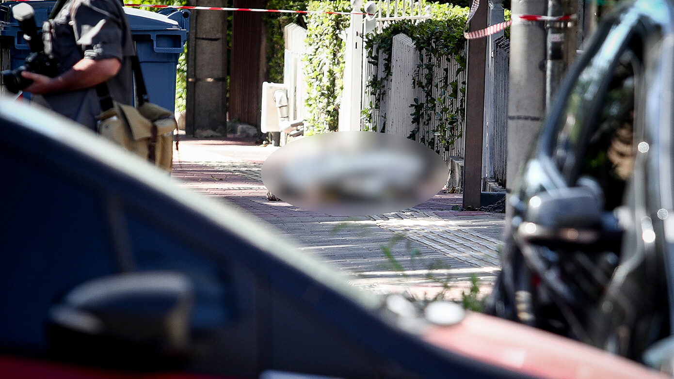 Δολοφονία στην Αγία Παρασκευή: Αίνιγμα με την ταυτότητα του θύματος – «Έφαγε» 3 σφαίρες σε λαιμό και στέρνο