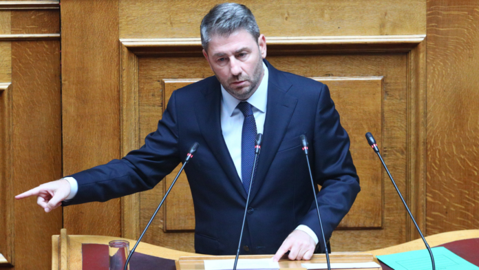Κυβερνητικές πηγές για Ανδρουλάκη: Χάος στο μυαλό για να εξηγήσει τους «πράσινους φραπέδες»