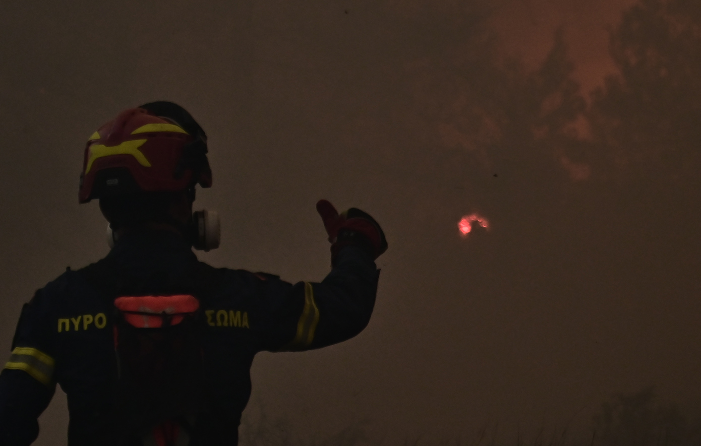 Μερικώς ελεγχόμενη η φωτιά σε χαμηλή βλάστηση κοντά στα παλιά διόδια Σχηματαρίου
