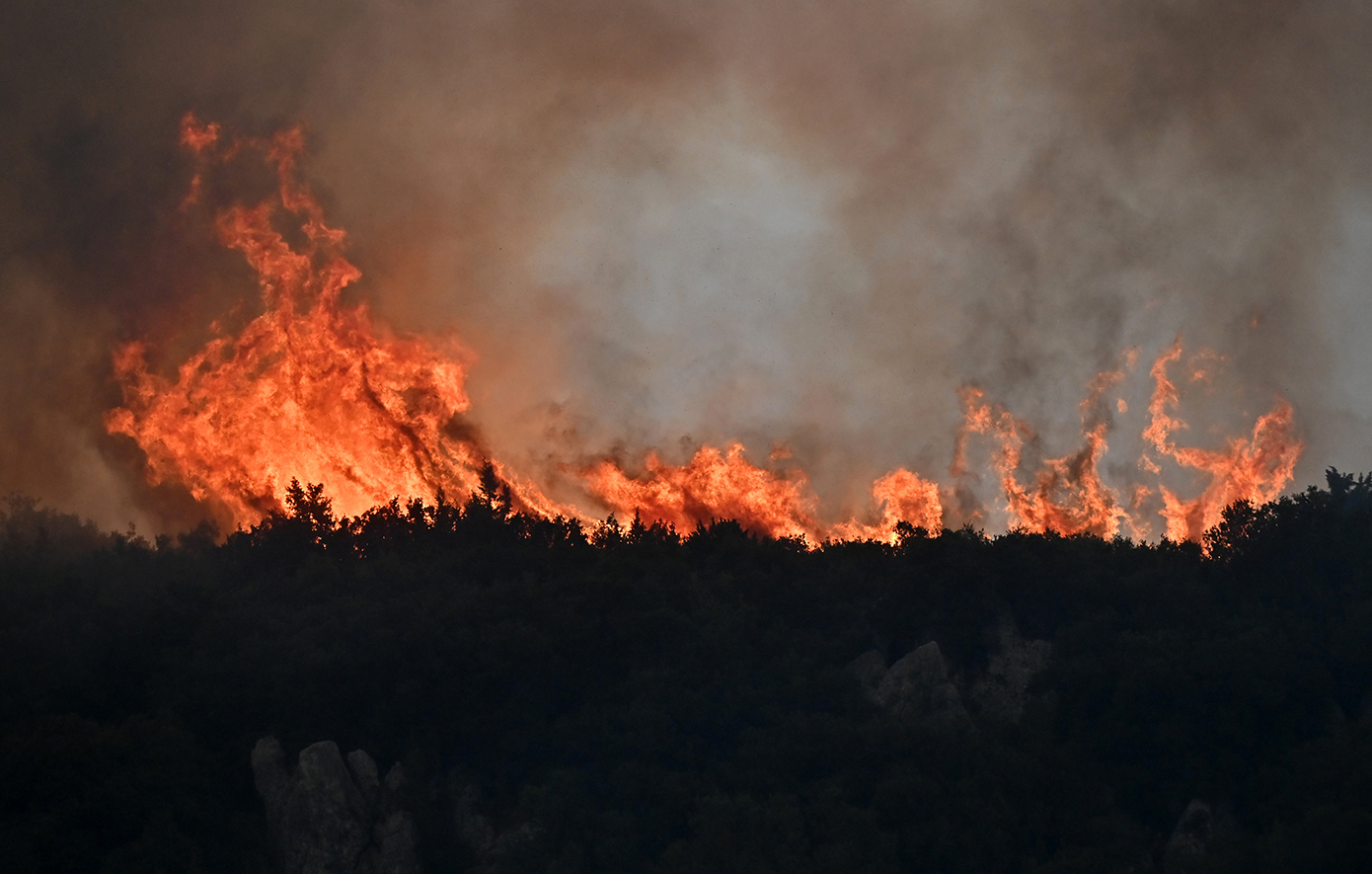 Δύσκολη βραδιά στον Φενεό Κορινθίας: «Τρία ενεργά μέτωπα» – Σε ξενοδοχεία οι κάτοικοι των εκκενωμένων χωριών