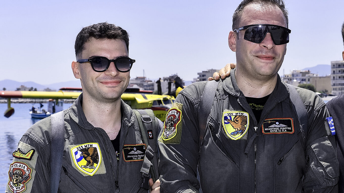 «Μείναμε 1,5 ώρα στον αέρα» – Οι πιλότοι του Canadair που προσθαλασσώθηκε στον Κορινθιακό μοιράζονται τις εμπειρίες τους