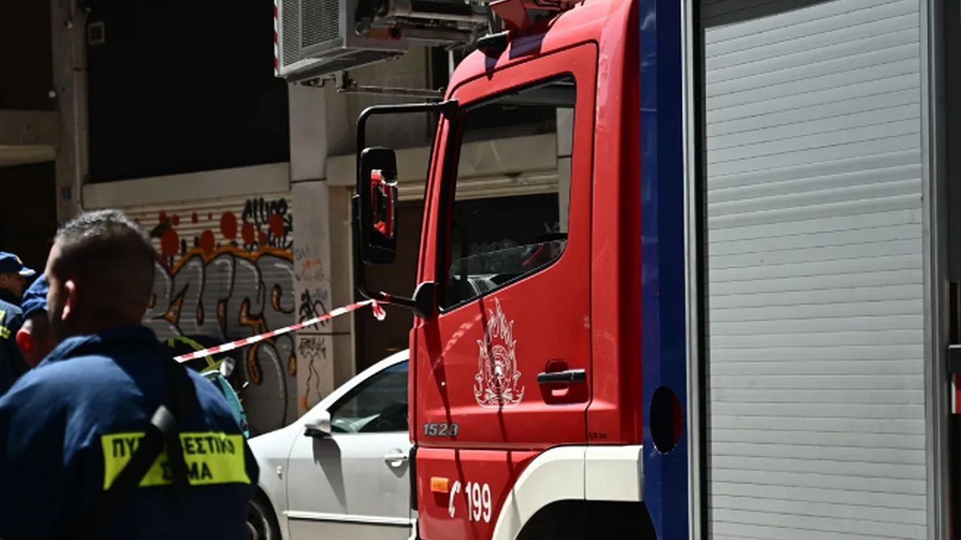 Αναίσθητη ανασύρθηκε ηλικιωμένη ύστερα από φωτιά στην Αργυρούπολη