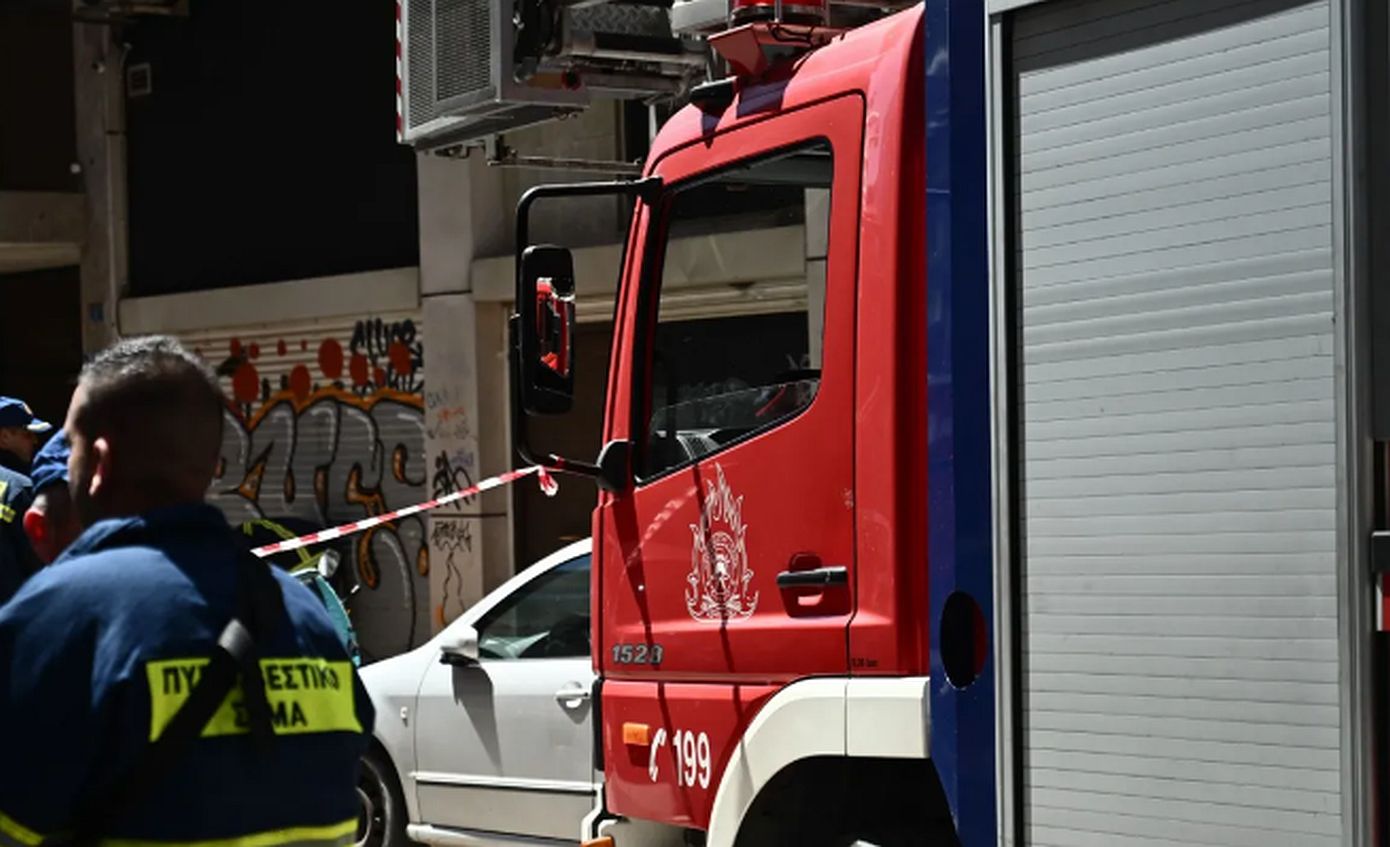 Αναίσθητη ανασύρθηκε ηλικιωμένη ύστερα από φωτιά στην Αργυρούπολη