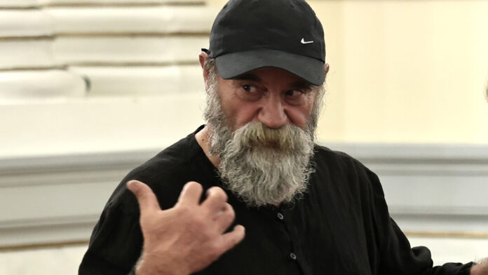 «Ο ‘Αλλος Άνθρωπος»: Ο Κωνσταντίνος Πολυχρονόπουλος κατηγορούμενος για τις δωρεές – Στο πλευρό του ο γαμπρός και η μητέρα του