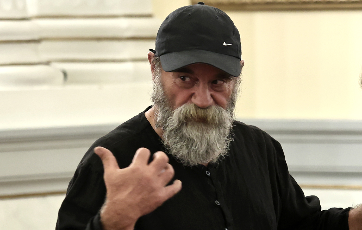 «Ο ‘Αλλος Άνθρωπος»: Ο Κωνσταντίνος Πολυχρονόπουλος κατηγορούμενος για τις δωρεές – Στο πλευρό του ο γαμπρός και η μητέρα του