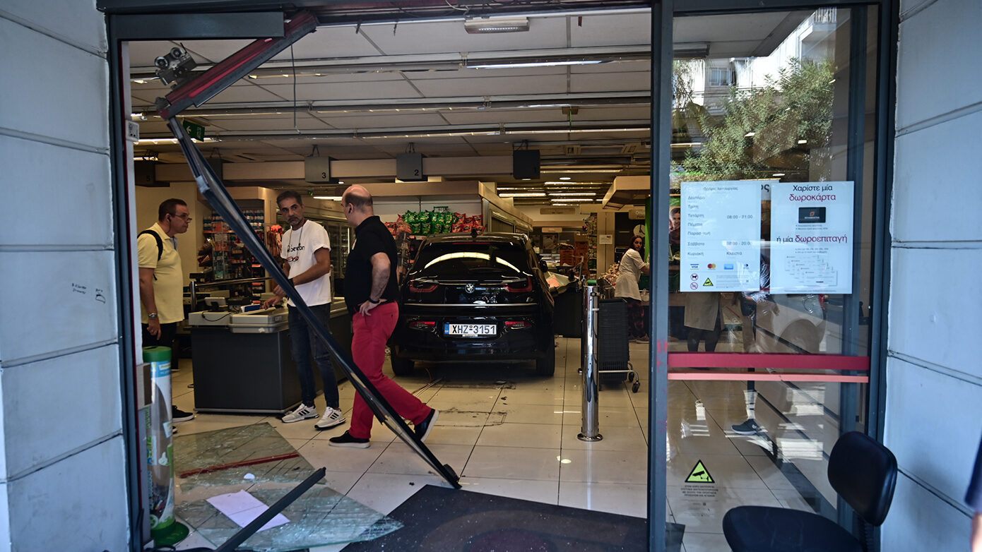 Παιδιά 7 και 11 ετών τραυματίστηκαν από αυτοκίνητο που εισέβαλε σε σούπερ μάρκετ στη Νίκαια – «Μπέρδεψα την όπισθεν», ανέφερε η οδηγός