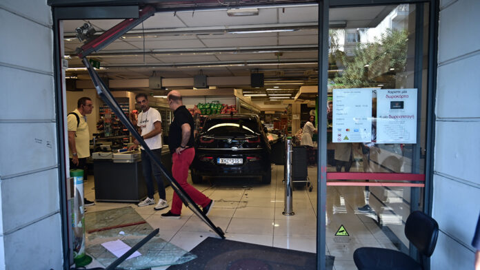 Παιδιά 7 και 11 ετών τραυματίστηκαν από αυτοκίνητο που εισέβαλε σε σούπερ μάρκετ στη Νίκαια – «Μπέρδεψα την όπισθεν», ανέφερε η οδηγός