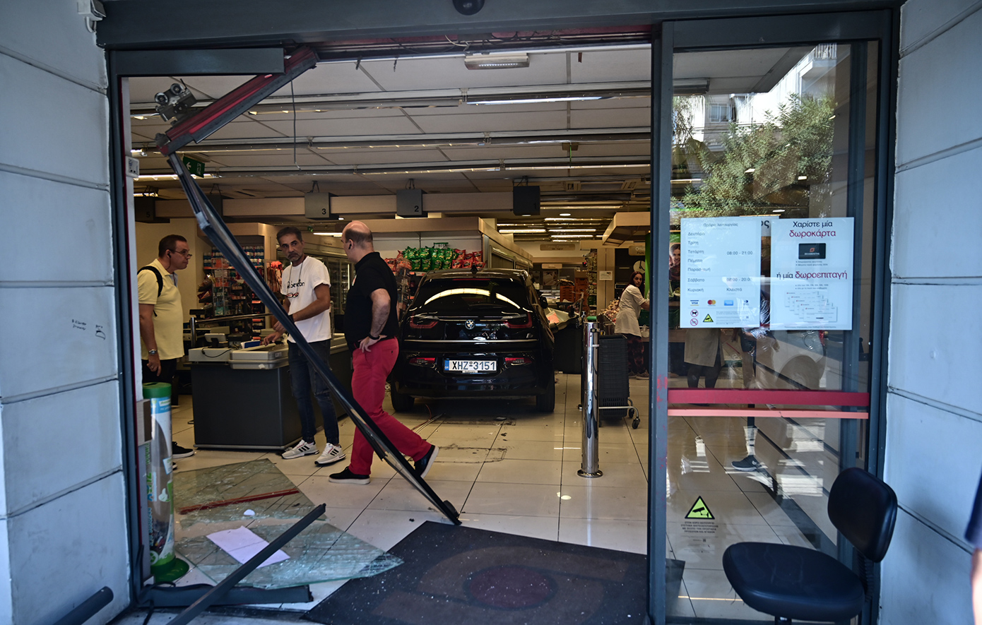 Παιδιά 7 και 11 ετών τραυματίστηκαν από αυτοκίνητο που εισέβαλε σε σούπερ μάρκετ στη Νίκαια – «Μπέρδεψα την όπισθεν», ανέφερε η οδηγός