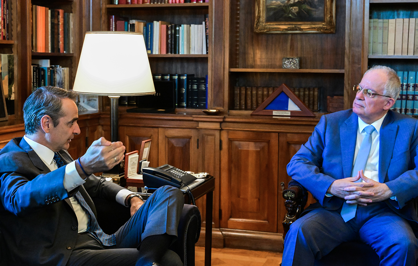 Ο Κυριάκος Μητσοτάκης στη δεξίωση για τον εορτασμό της 51ης επετείου αποκατάστασης της Δημοκρατίας την Τετάρτη