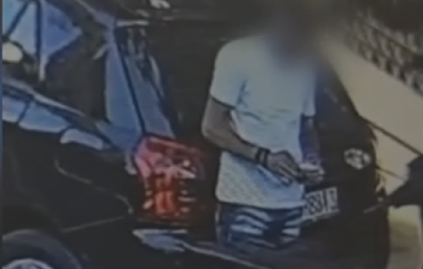 Διάσημος τράπερ υποδυόμενος τον λογιστή εξαπάτησε ηλικιωμένη – Βίντεο σοκ