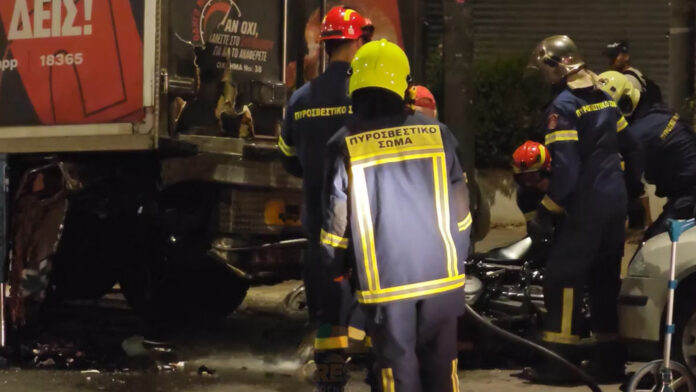 Σοκαριστικές εικόνες από το δυστύχημα με νεκρό αστυνομικό στην Καλλιθέα – Διαπέρασε το πίσω μέρος του φορτηγού από τη σφοδρή πρόσκρουση