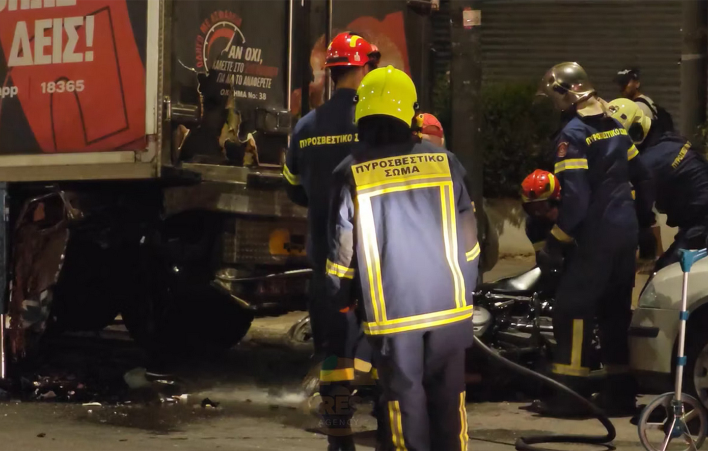 Σοκαριστικές εικόνες από το δυστύχημα με νεκρό αστυνομικό στην Καλλιθέα – Διαπέρασε το πίσω μέρος του φορτηγού από τη σφοδρή πρόσκρουση