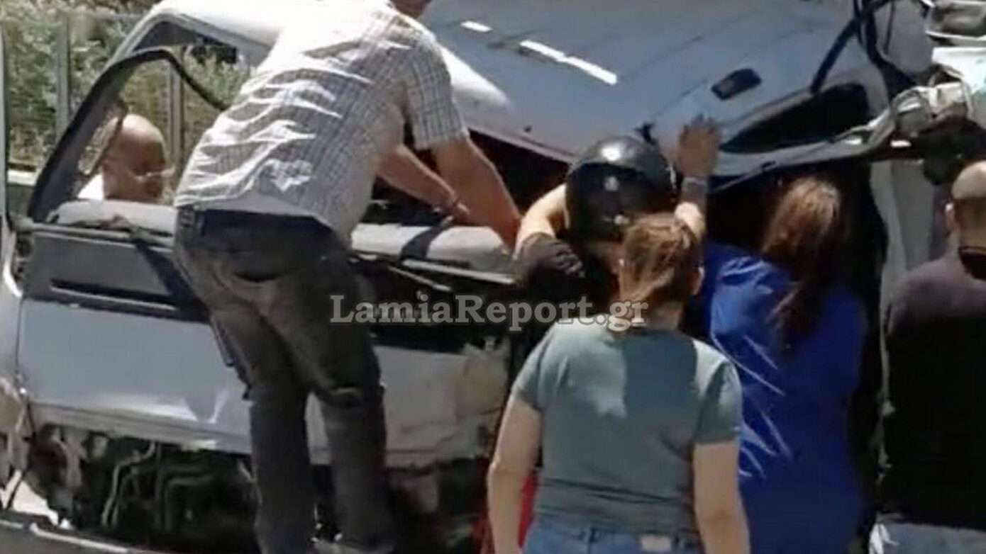 Βοιωτία: Σοκαρισμένη σύγκρουση φορτηγών με εγκλωβισμό οδηγού – Βίντεο ντοκουμέντο