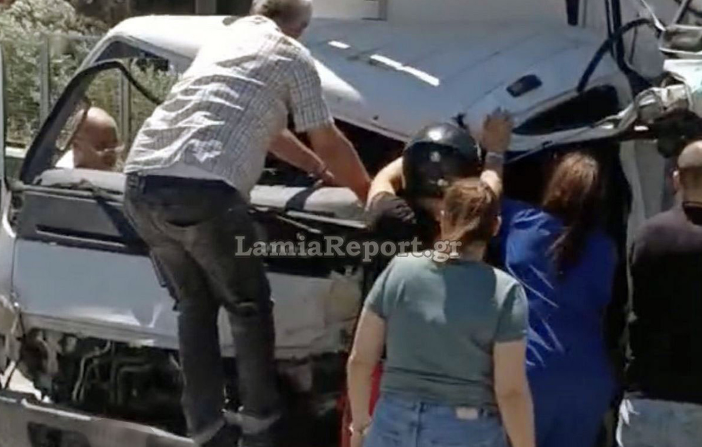 Βοιωτία: Σοκαρισμένη σύγκρουση φορτηγών με εγκλωβισμό οδηγού – Βίντεο ντοκουμέντο