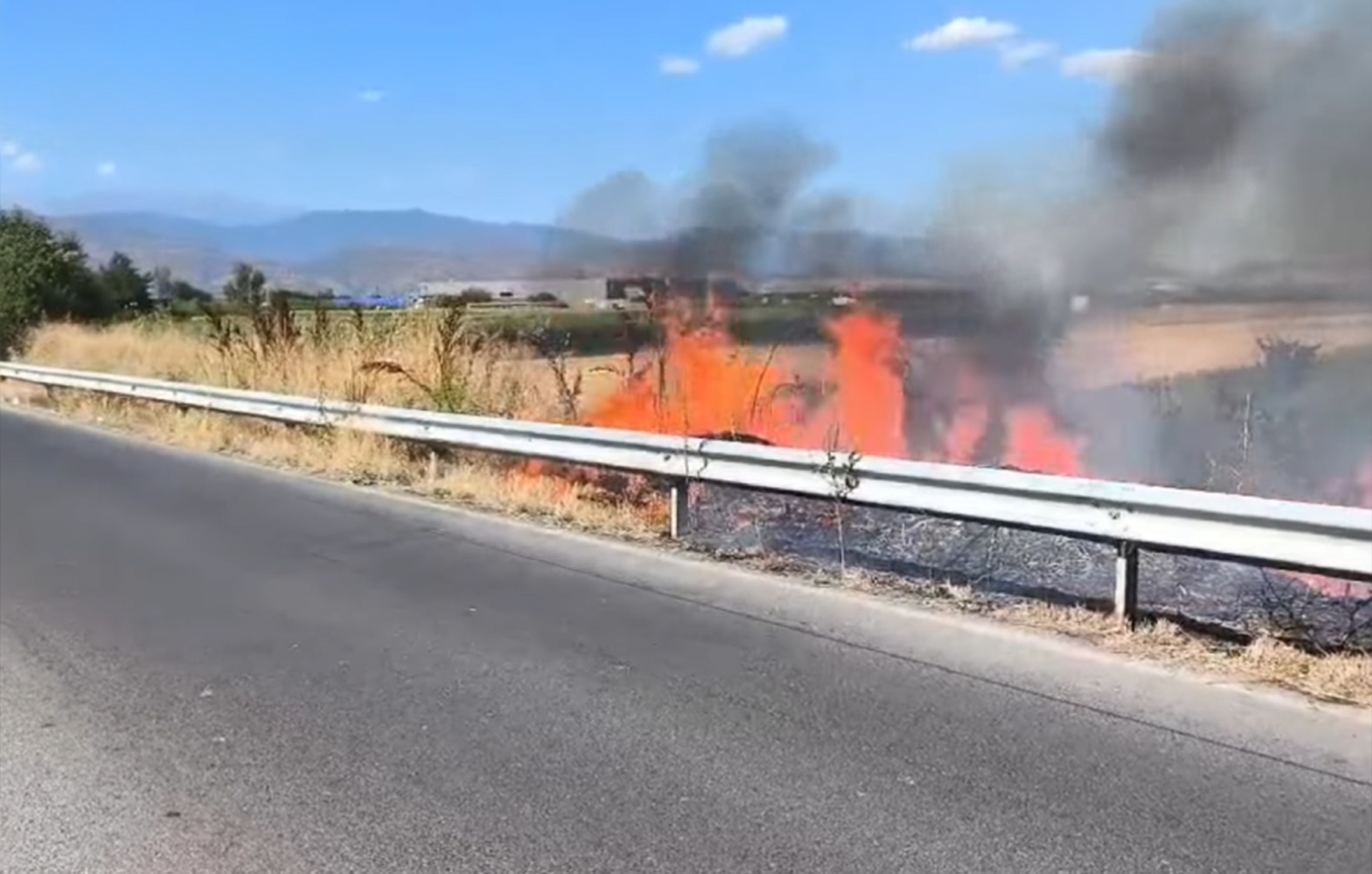Φωτιά στον Τύρναβο – Διακοπή κυκλοφορίας