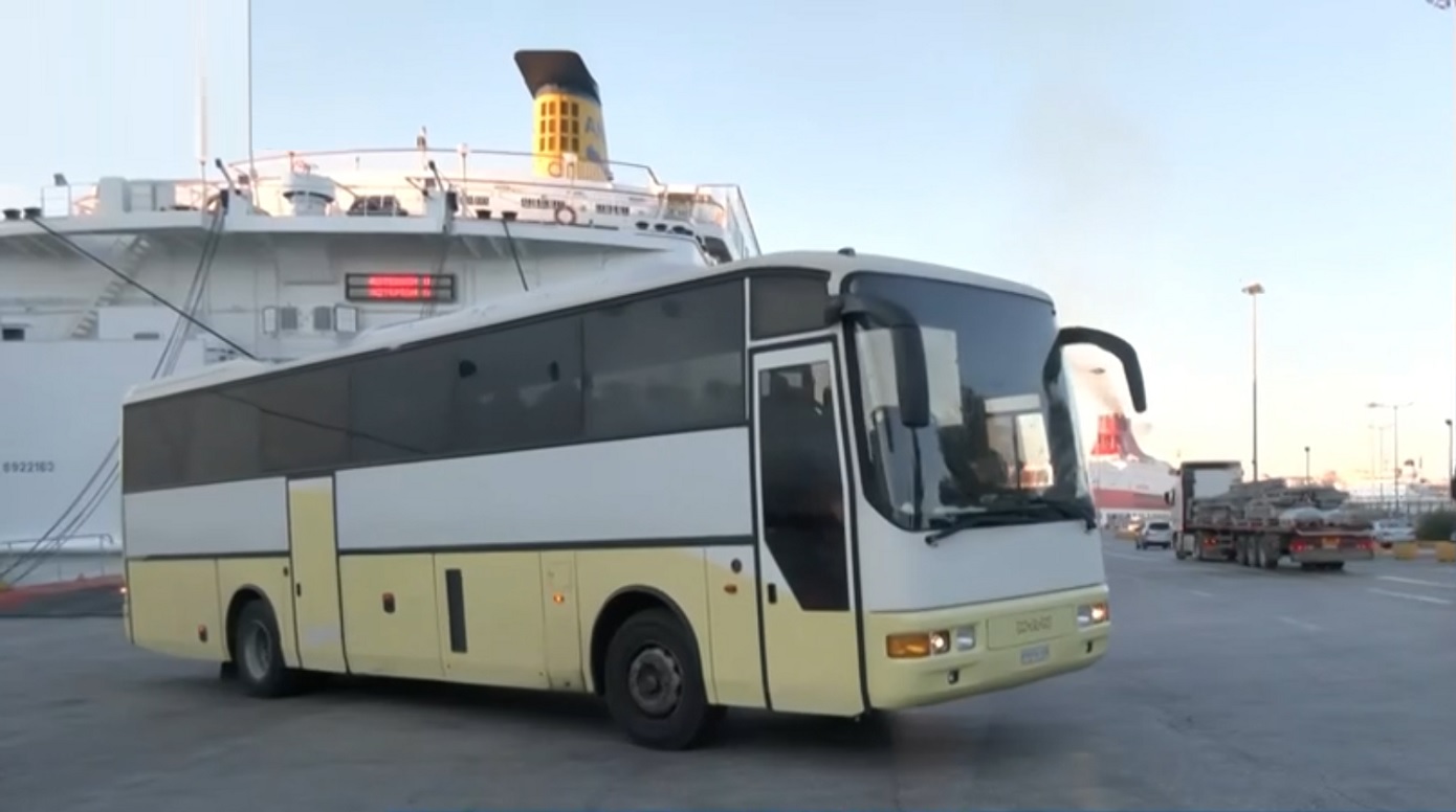 Οι πρώτοι 200 μετανάστες από Κρήτη κατέφθασαν Πειραιά – Επιχείρηση εκκένωσης στο νησί και συλλήψεις διακινητών