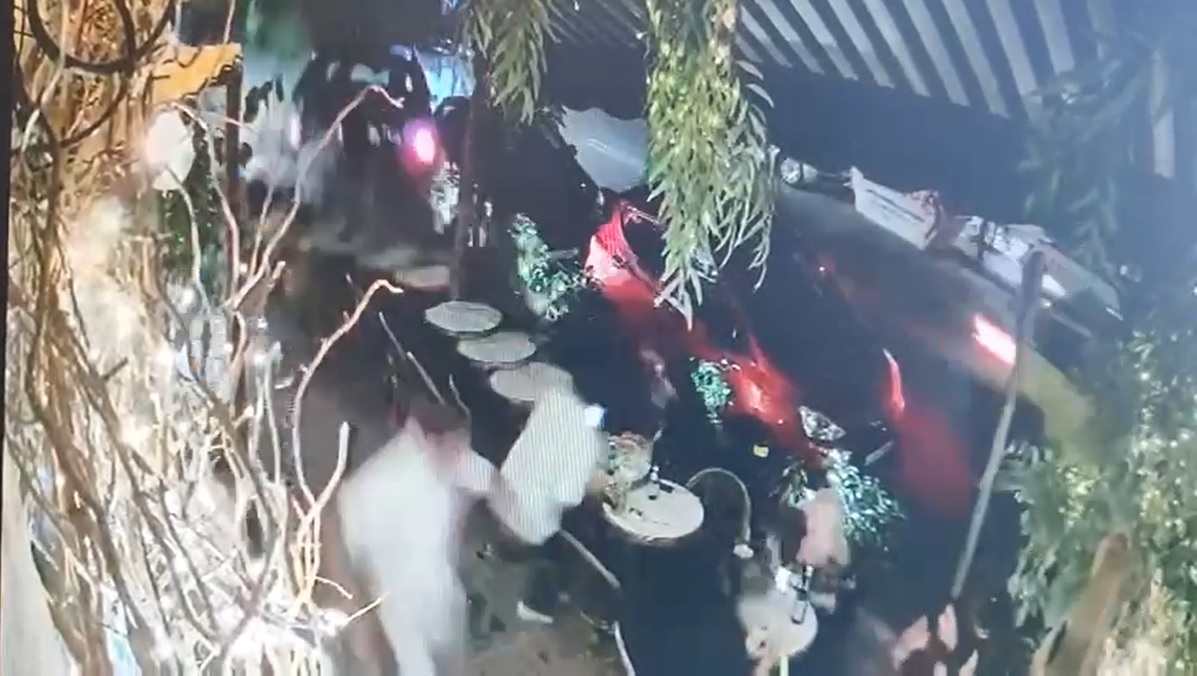 Συγκλονιστικό βίντεο από την ανεξέλεγκτη πορεία SUV που χτύπησε πελάτες εστιατορίου στο Κολωνάκι – Καταστρέφει τα πάντα στο διάβα του