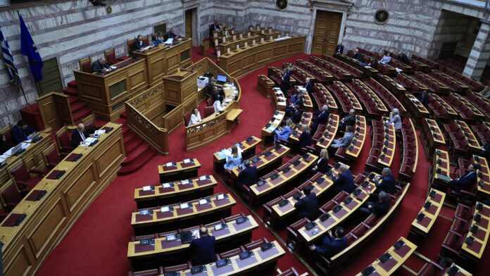 Τέμπη: Πολιτική αναταραχή στη Βουλή πριν από την μυστική ψηφοφορία για τη δικαστική τύχη του Κώστα Αχ. Καραμανλή