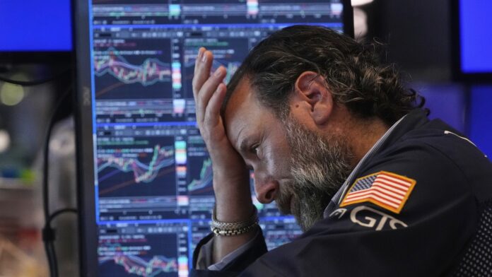 Οι δείκτες στη Wall Street έπεσαν λόγω ανησυχιών για νέους δασμούς από τον Τραμπ