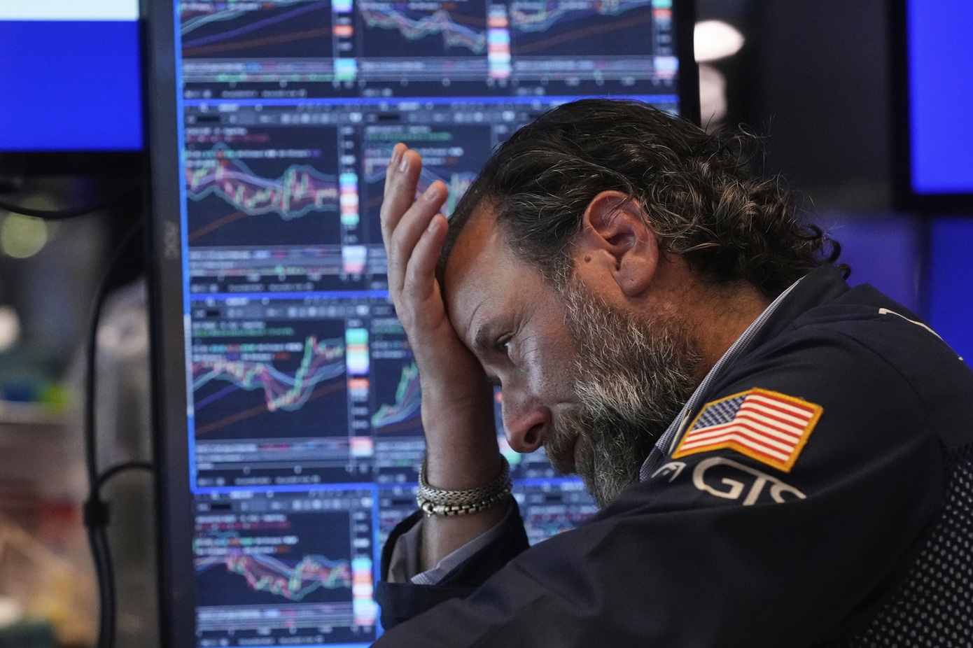 Οι δείκτες στη Wall Street έπεσαν λόγω ανησυχιών για νέους δασμούς από τον Τραμπ