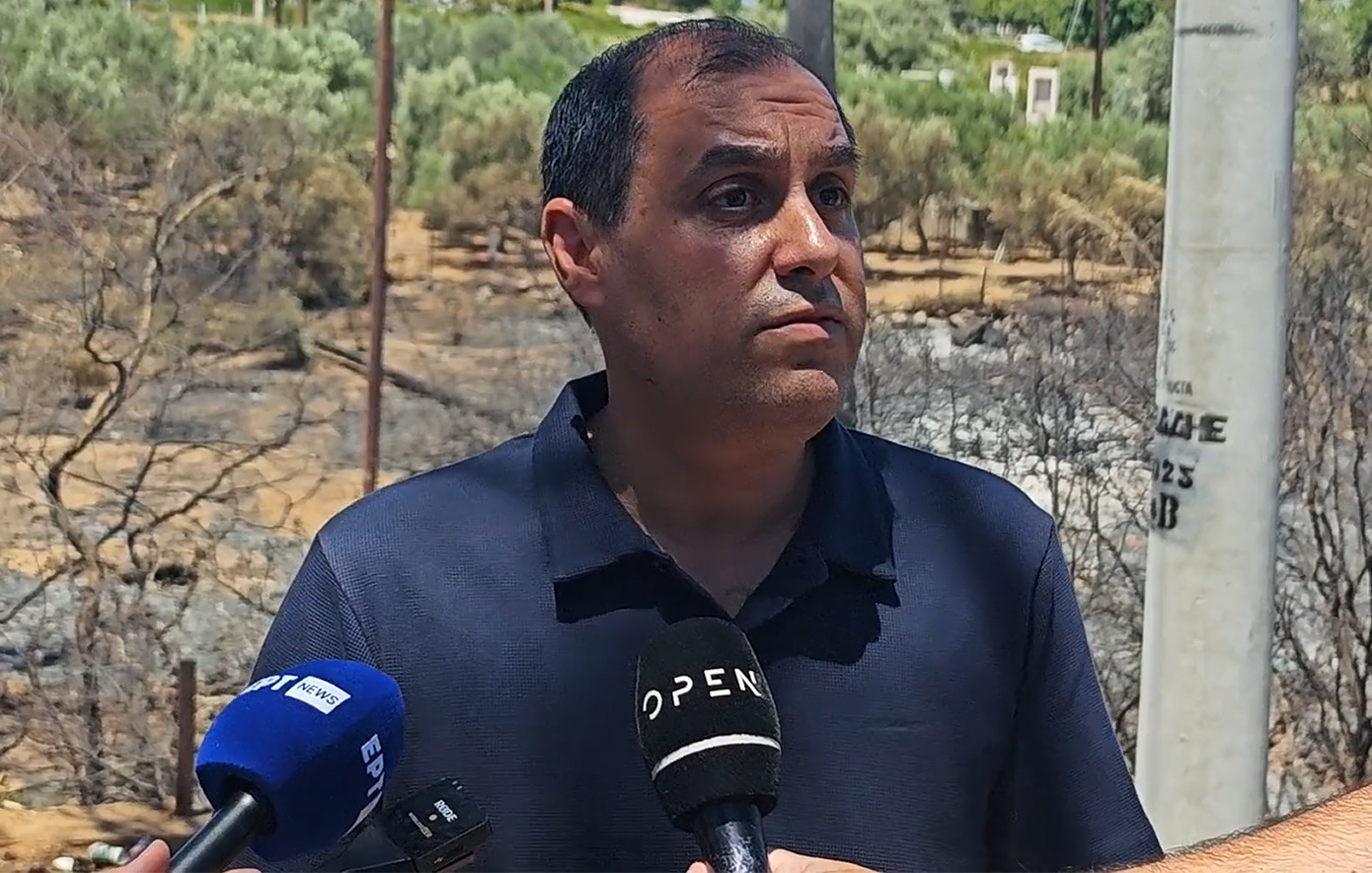 Επιθεώρηση στις πυρόπληκτες περιοχές Σπάτων, Πικερμίου και Κορωπίου από τον Κατσαφάδο – «Προτεραιότητα η άμεση στήριξη των πληγέντων»