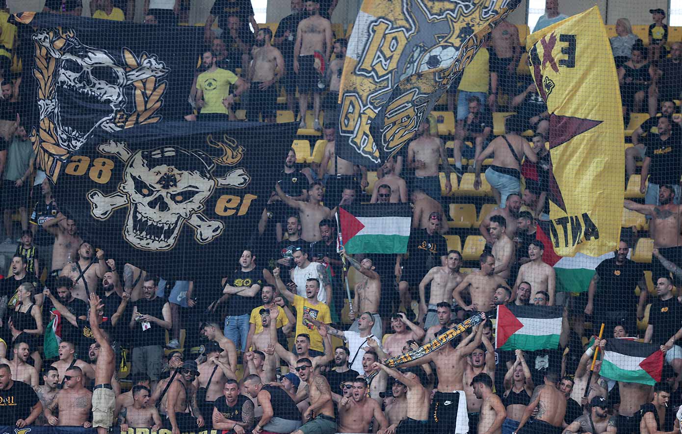 Προαγωγές οπαδών της ΑΕΚ πριν το ματς με την Μπερ Σεβά – Προσέγγισαν το γήπεδο με παλαιστινιακές σημαίες