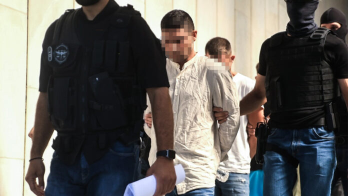 Φόνος στην Αγία Παρασκευή: Προφυλακιστέοι ο δράστης του καθηγητή και οι συνεργοί του