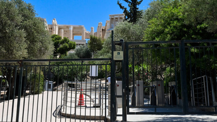 Ο καύσωνας «κλείδωσε» την Ακρόπολη – Ο αρχαιολογικός χώρος έκλεισε το μεσημέρι