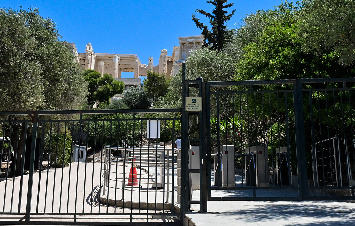 Ο καύσωνας «κλείδωσε» την Ακρόπολη – Ο αρχαιολογικός χώρος έκλεισε το μεσημέρι