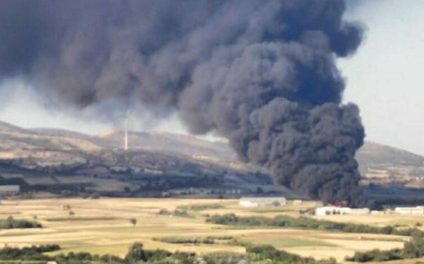Πυρκαγιά σε βιοτεχνία ανακύκλωσης στην Αλεξανδρούπολη: Ειδοποίηση από το 112 – «Κλείστε πόρτες και παράθυρα»
