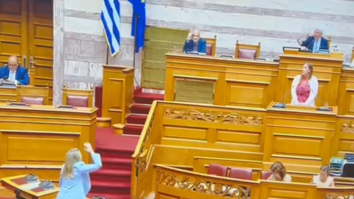 «Αίσχος, έχουμε μια αξιοπρέπεια»: Εξερράγη η Χριστίνα Αλεξοπούλου εναντίον της Ζωής Κωνσταντοπούλου στη Βουλή