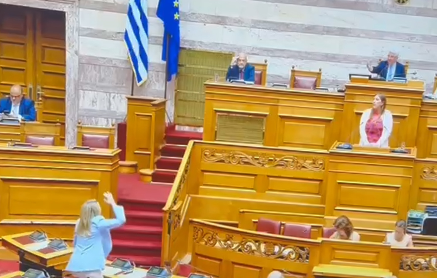 «Αίσχος, έχουμε μια αξιοπρέπεια»: Εξερράγη η Χριστίνα Αλεξοπούλου εναντίον της Ζωής Κωνσταντοπούλου στη Βουλή