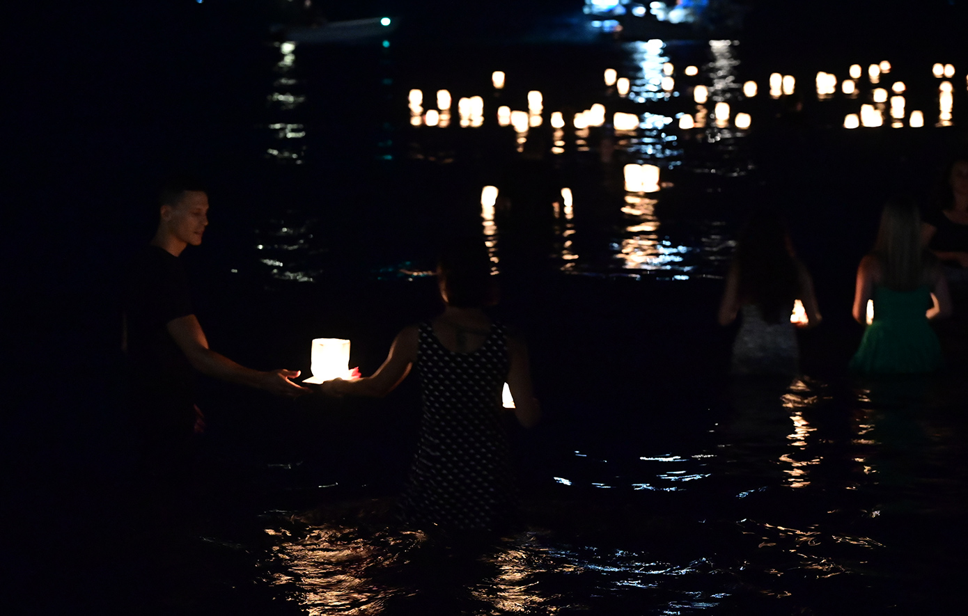 Επτά χρόνια από την τραγωδία στο Μάτι: Συγκίνηση στην πομπή μνήμης προς την Αργυρά Ακτή – Συγγενείς άφησαν φαναράκια στη θάλασσα
