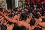 «Ασούρα»: Ζωντάνεψε στον Πειραιά το αιματηρό μουσουλμανικό έθιμο του αυτομαστιγώματος – Σοκαριστικές εικόνες